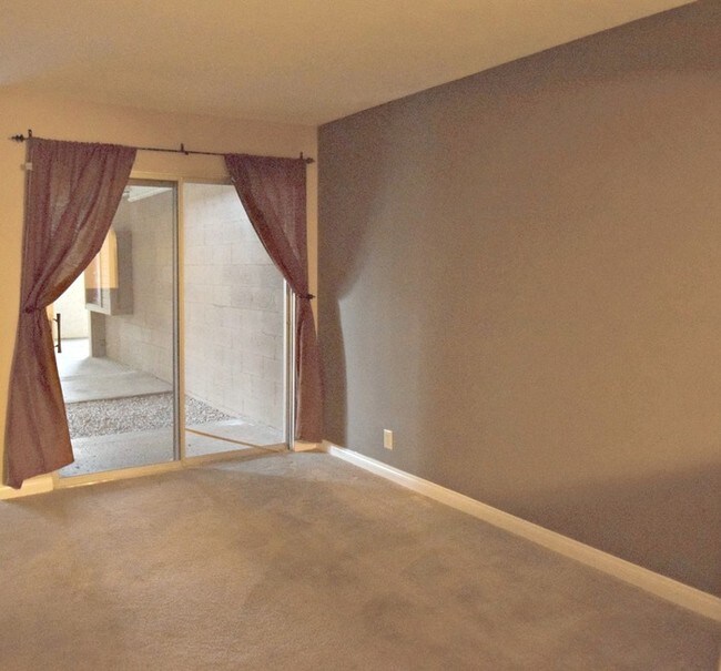 Foto del edificio - 2825 N Los Felices Rd