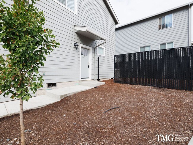 Building Photo - Modern Living with A/C, Washer Dryer and A...