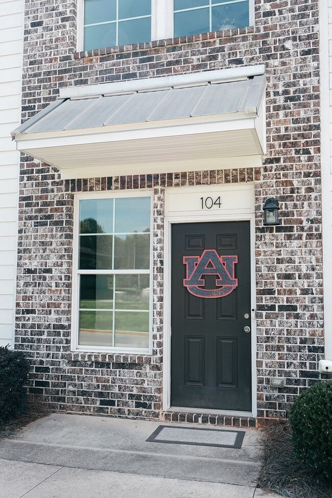 Building Photo - 3855 Academy Dr