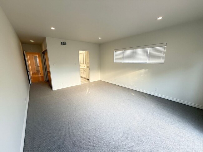 Foto del edificio - 8046 Dunfield Ave