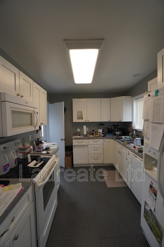 Building Photo - 4580 S Fox St