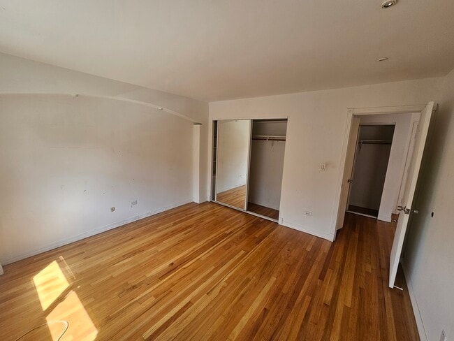 Building Photo - 1600 W Greenleaf Ave