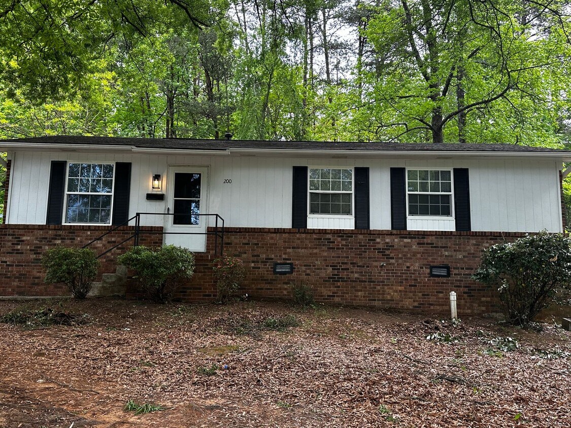 Foto principal - Just Listed in northern Winston-Salem! 3 b...