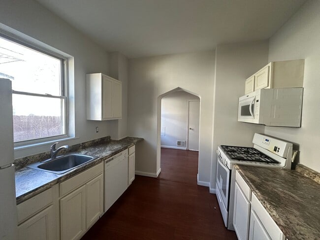 Foto del edificio - CHEVIOT - Roomy 3 bed 1 bath upstairs in 2...