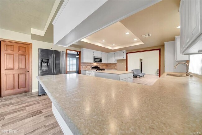 Foto del edificio - 5 br, 3 bath House - 8045 W Avenue D2