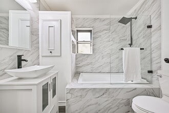 Building Photo - 212 E Castle Harbour Dr