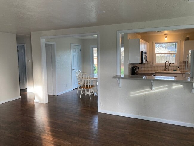 Building Photo - Beautifully updated 2 bedroom, 1 bath hous...