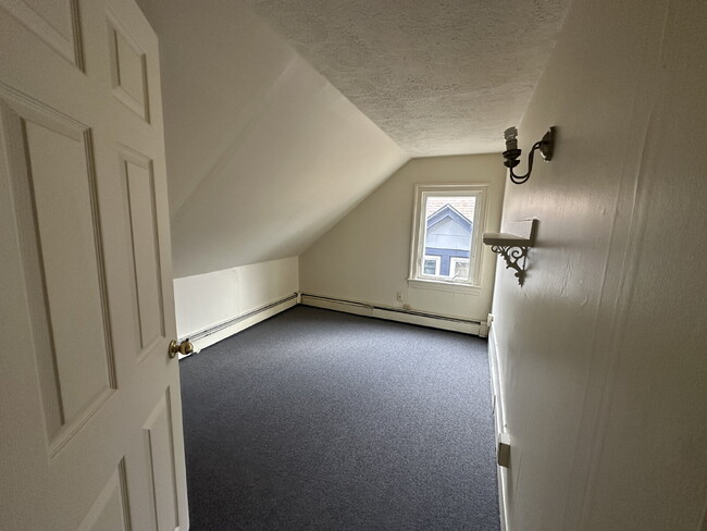 Building Photo - 3 Bedroom, 1.75 Bath apartment available!