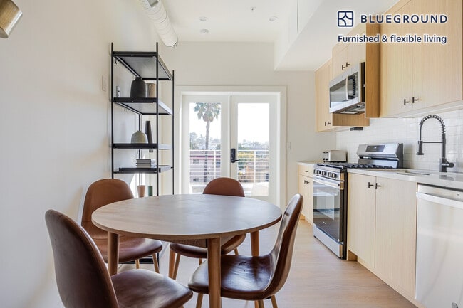 Foto del edificio - 611 N Virgil Ave