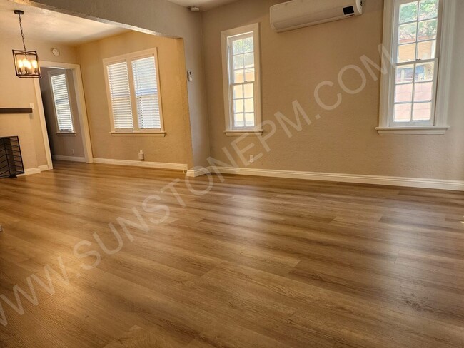Building Photo - 2 bedroom, 1 bathroom