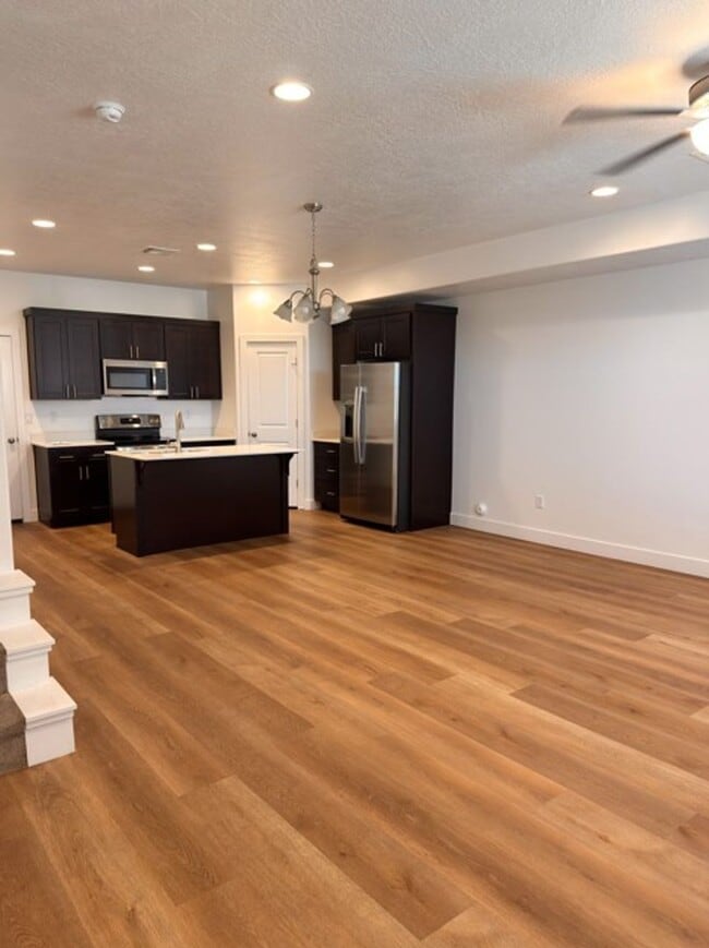 Foto del edificio - End Unit! 3 Bedroom House for Rent