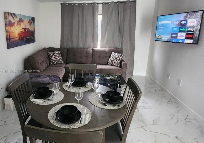 Foto del edificio - 8012 NW 14th Pl