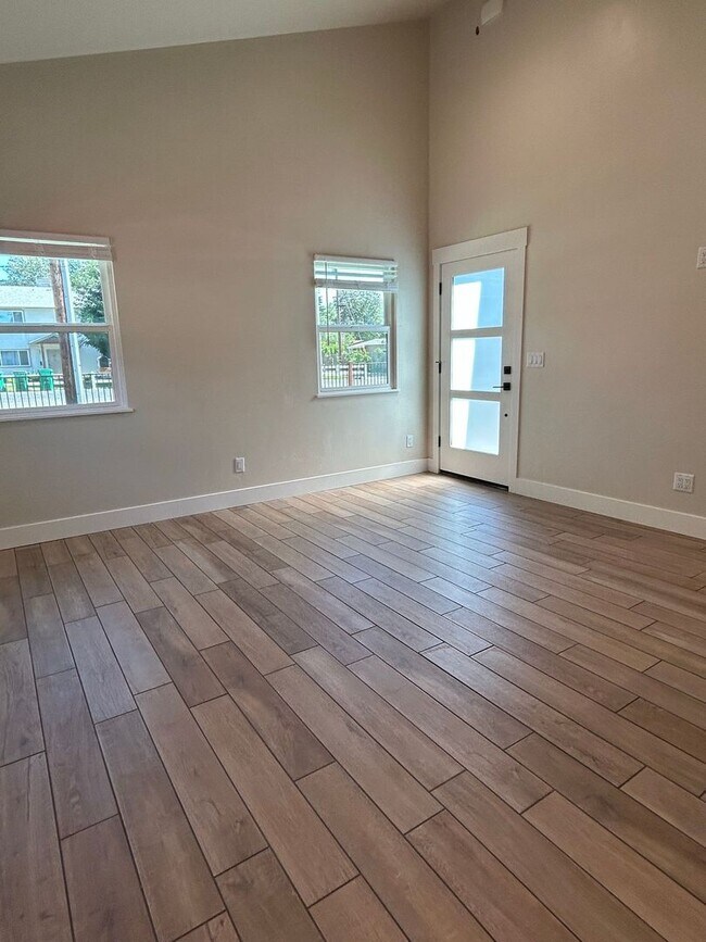 Foto del edificio - 372-384 E 8th Ave