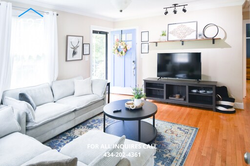 Foto del edificio - Spacious 4-Bedroom Residence in a Prime Location!