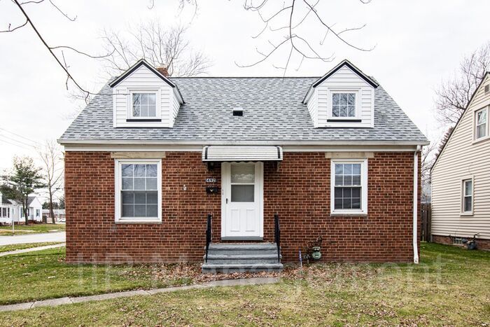 Primary Photo - Fantastic 3 Bedroom Lake County Brick Mast...