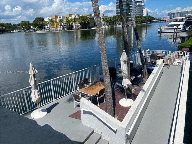Foto del edificio - 5880 Collins Ave