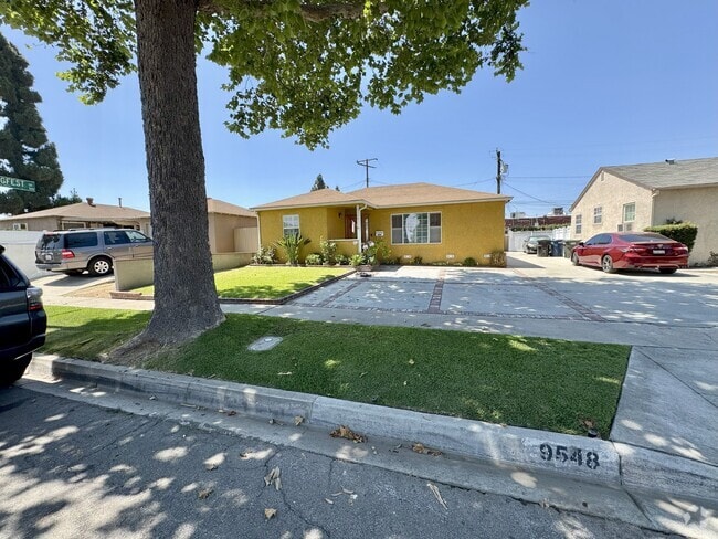 Building Photo - 9548 Claymore St