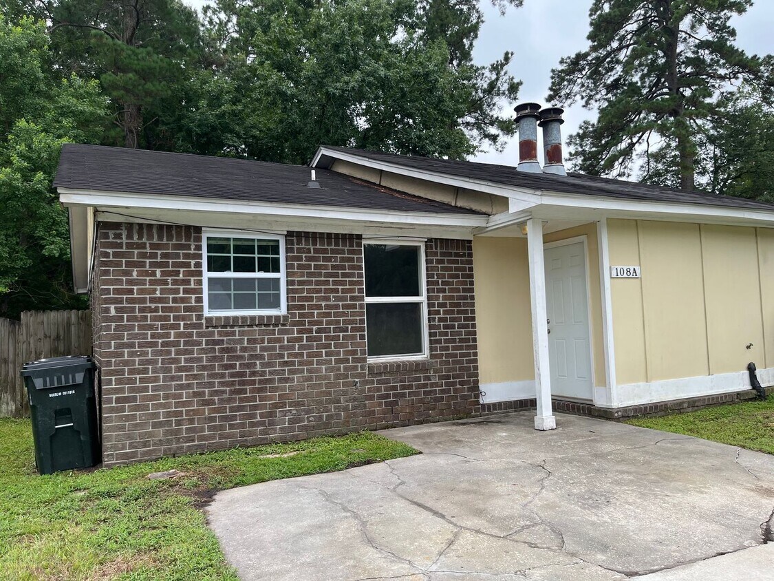 Primary Photo - AVAILABLE NOW! Cute 2 bedroom duplex in co...