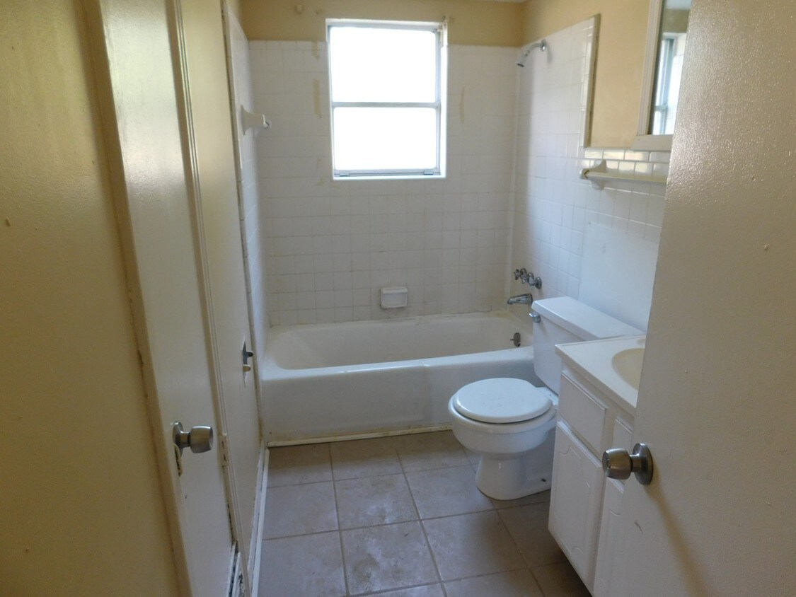 Building Photo - 1150 Hollywood Drive, Unit 1