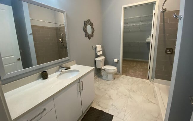 Foto del edificio - 6400 Blue Stone Rd