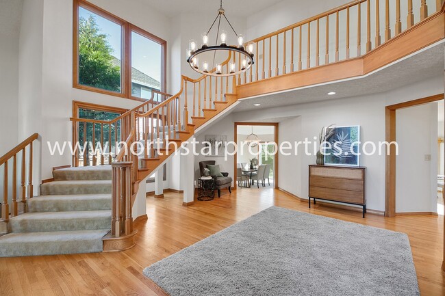 Foto del edificio - Spacious Lake Oswego Traditional
