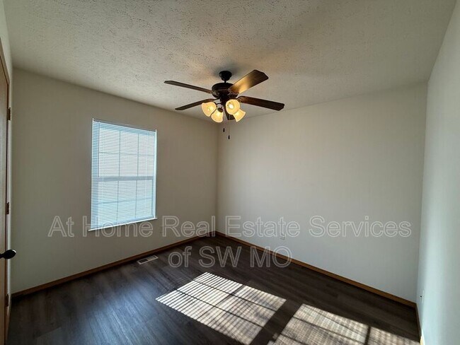 Building Photo - 1018 N Oxford Dr
