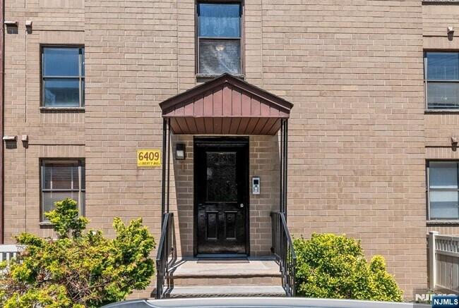 Foto del edificio - 6409 Liberty Ave