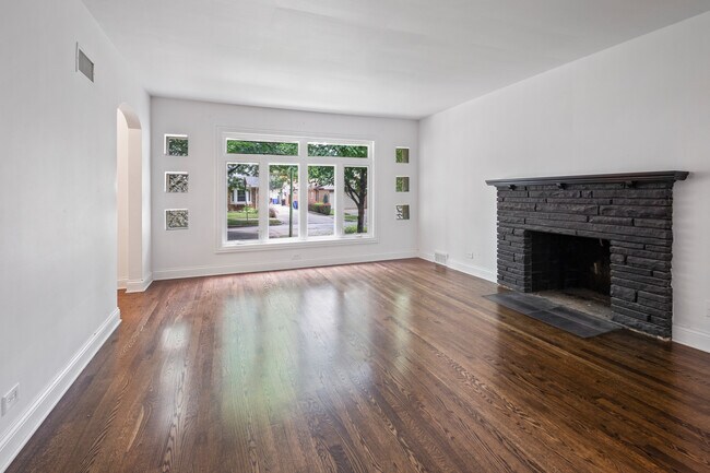 Foto del edificio - 6114 N Lenox Ave