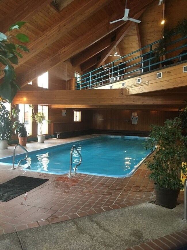 Building Photo - Sunny Bright 2 BDR 2 Bath Condo with Views