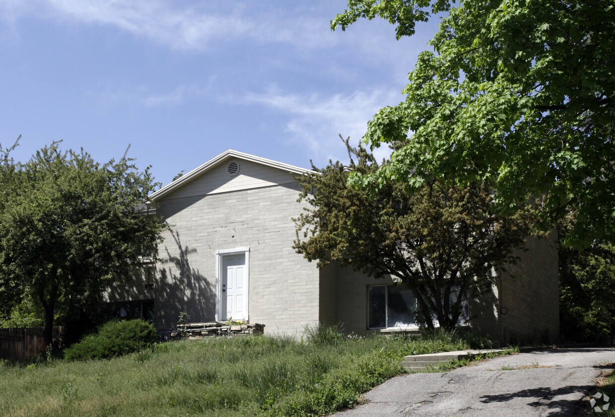 Building Photo - 619 5th Ave