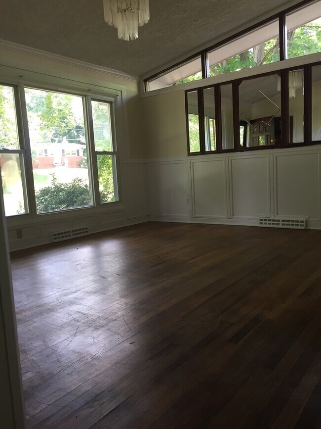 Building Photo - Single level, 3 bedroom home available Nea...