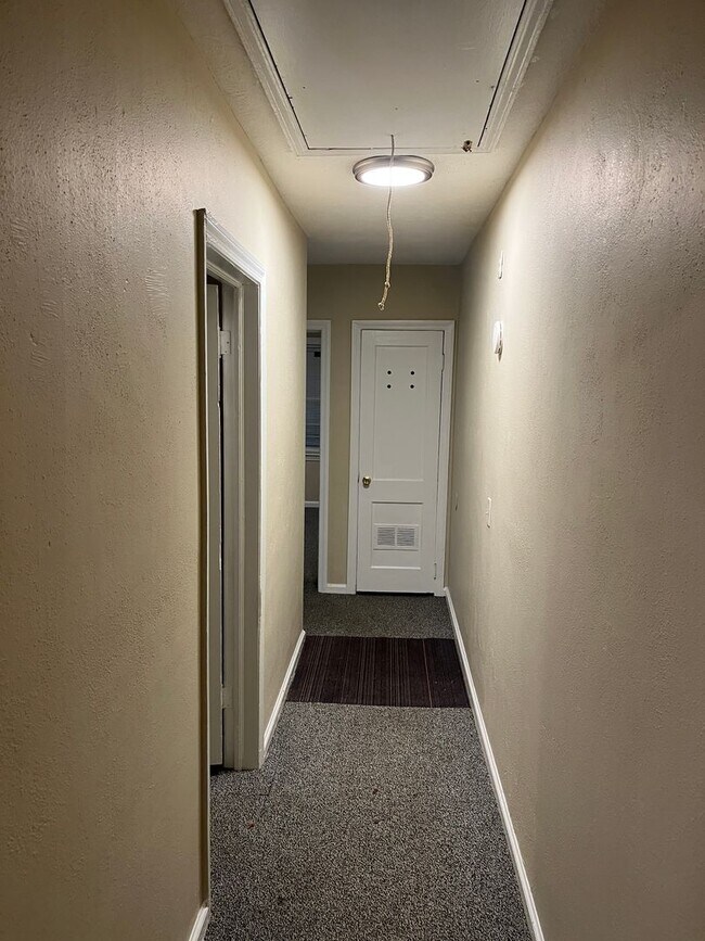 Foto del edificio - 127 Torch Hill Rd  A &amp; B / Hemlock