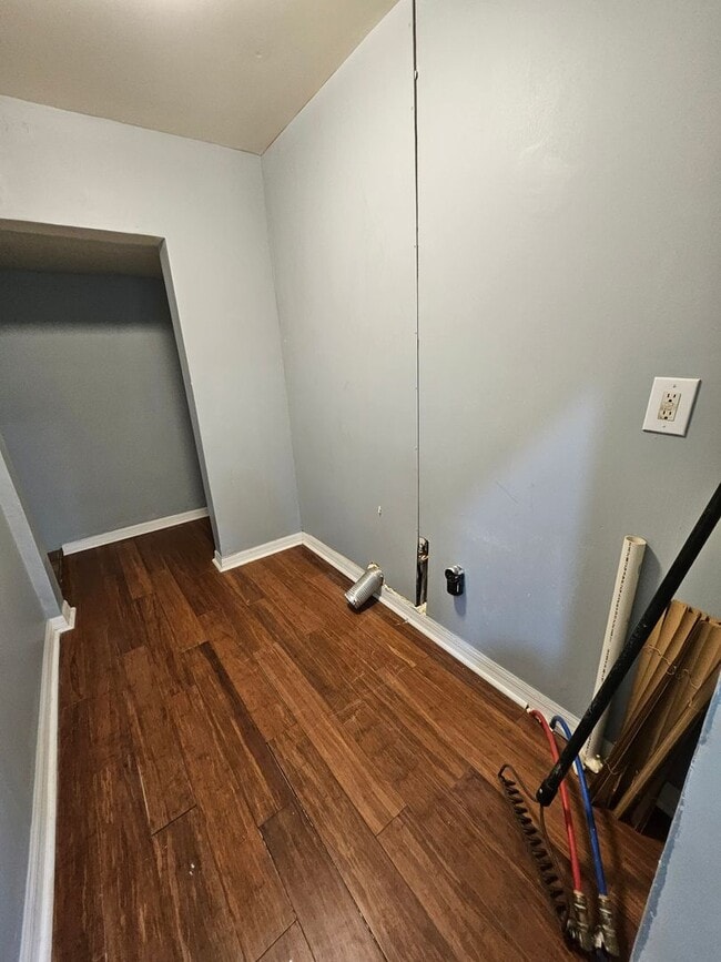 Building Photo - Lower 3 bedroom east side