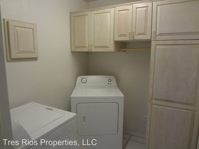 Building Photo - 3205 Crestridge Dr