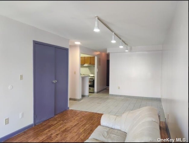Foto principal - 57-38 Penrod St