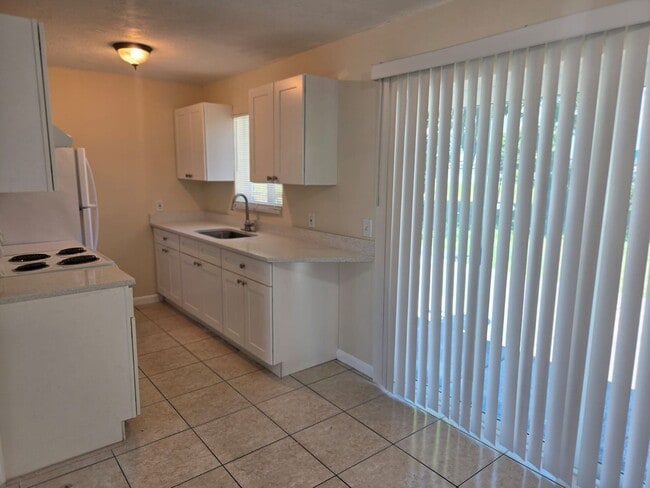 Building Photo - Spacious Riviera Beach Rental with Large B...
