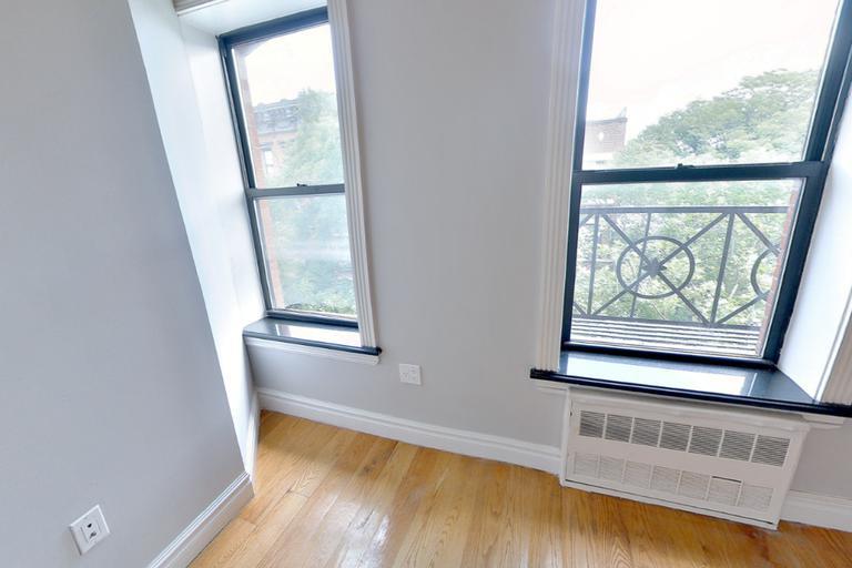 Building Photo - 420 E 9th St
