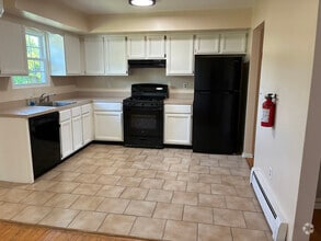 Building Photo - 136 Maple Ave