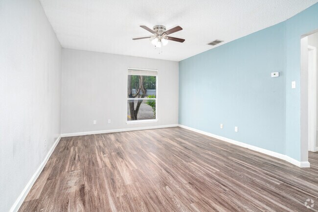 2 habitaciones, 1 baño - 755 pies cuadrados - Sala de estar - Top Location! Right in the heart of beautiful downtown Boerne!