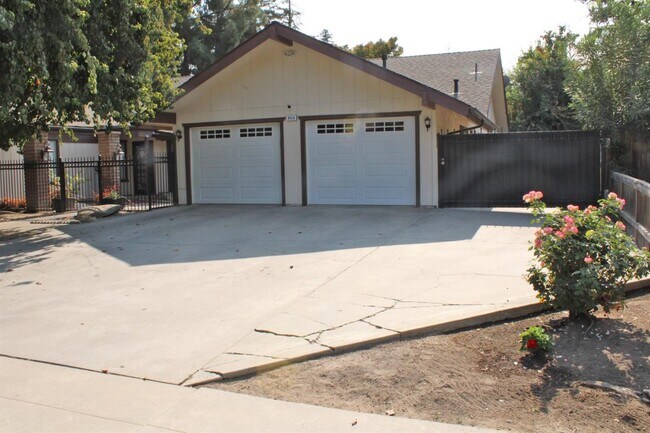 Building Photo - 8920 N Fuller Ave