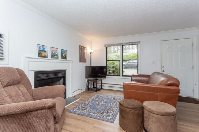 Building Photo - Available early July! One level, 2 bedroom...