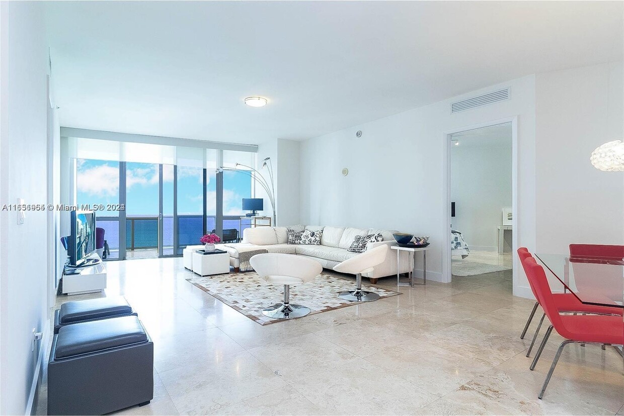 Foto principal - 15811 Collins Ave