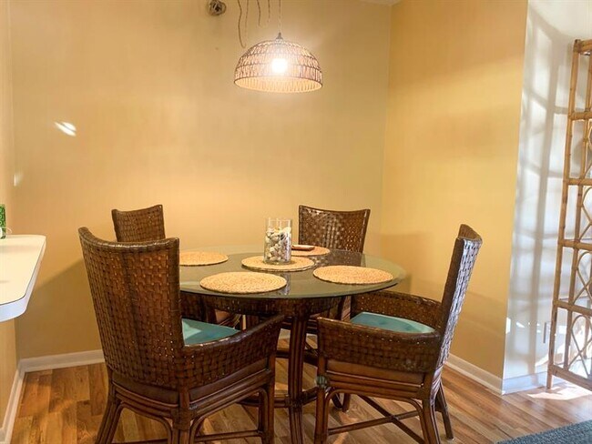 Foto del edificio - 320 Knotty Pine Cir