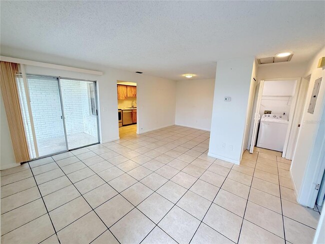 Building Photo - 3249 Bloomingdale Villas Ct