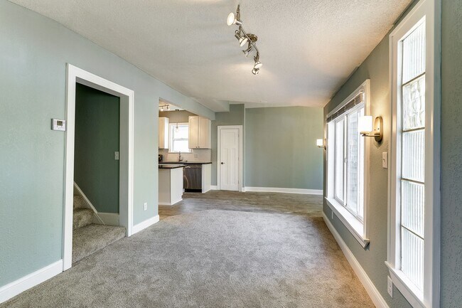 Building Photo - 1049 25th Ave SE Unit 2