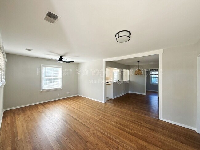 Building Photo - 1214 Hawthorne Cir