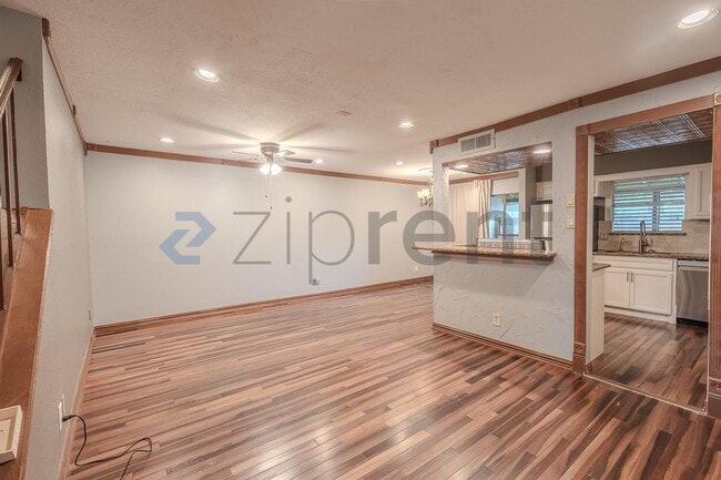 Building Photo - Unit 403