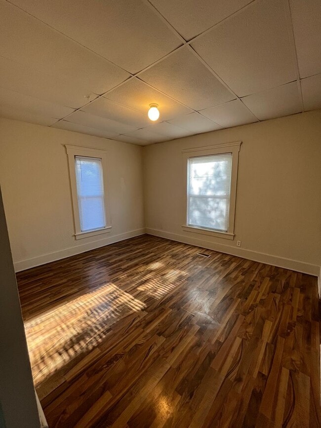Building Photo - 4 bedroom 2 bath home in Rockford