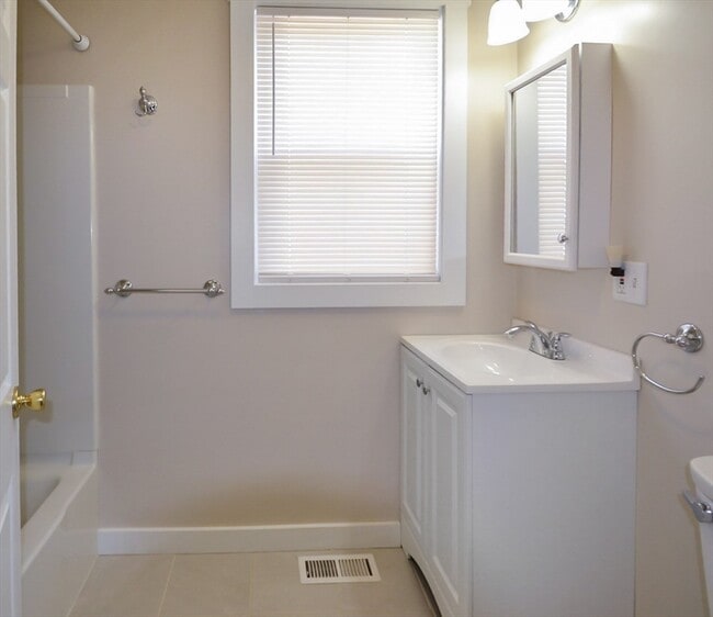 Building Photo - 76 Brown St