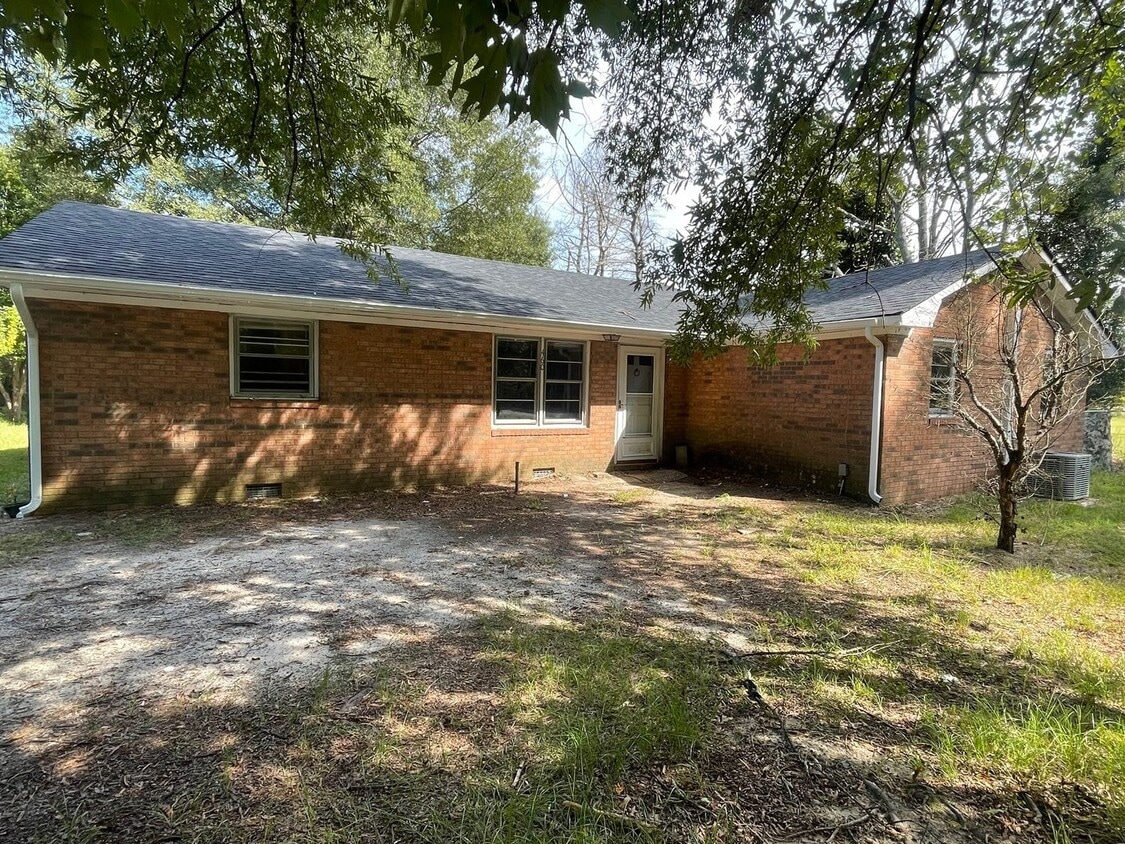 Foto principal - 4 BED, 2 BATH LOCATED IN BISCOE!